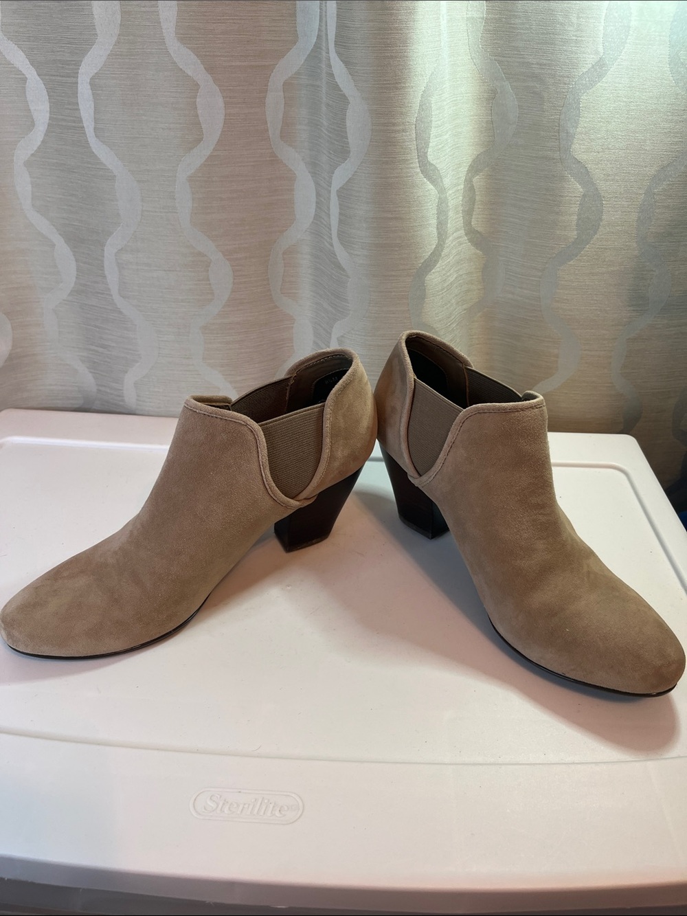 Vaneli Light Taupe Beige Suede Leather‎ Ankle Booties Size 8.5 - Picture 4 of 9